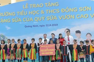 Chủ tịch Quốc hội Nguyễn Thị Kim Ngân chụp ảnh lưu niệm cùng thầy trò Trường Tiểu học và Trung học cơ sở Đồng Sơn