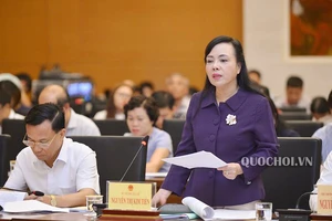 Bộ trưởng Bộ Y tế Nguyễn Thị Kim Tiến giải trình tại phiên họp, ngày 3-10-2019. Ảnh: QUOCHOI