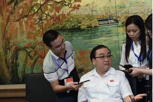 Bí thư Thành ủy Hà Nội Hoàng Trung Hải trao đổi với phóng viên 