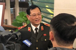 Thiếu tướng Nguyễn Hữu Cầu, Giám đốc Công an Nghệ An Trao đổi với báo chí bên lề Quốc hội chiều nay, 4-11