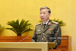 Bộ trưởng Bộ Công an Tô Lâm trình bày báo cáo trước Quốc hội. Ảnh: QUOCHOI
