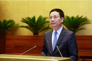  Bộ trưởng Bộ Thông tin và truyền thông Nguyễn Mạnh Hùng tại phiên chất vấn sáng 8-11. Ảnh: VIẾT CHUNG