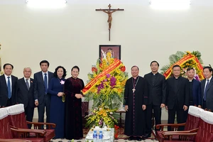 Chủ tịch Quốc hội Nguyễn Thị Kim Ngân chúc mừng Giáng sinh tại Tòa Tổng Giám mục Tổng Giáo phận Hà Nội
