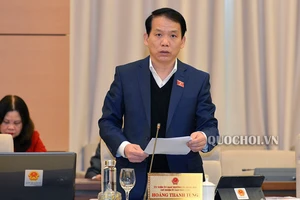 Ông Hoàng Thanh Tùng, Chủ nhiệm Ủy ban Pháp luật của Quốc hội trình bày báo cáo tại phiên họp. Ảnh: Cổng thông tin điện tử Quốc hội
