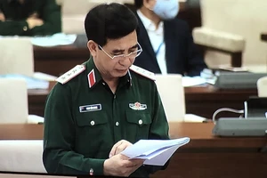Thượng tướng Phan Văn Giang trình bày Tờ trình của Chính phủ về dự án Luật Biên phòng Việt Nam