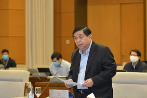 Bộ trưởng Bộ Kế hoạch và Đầu tư Nguyễn Chí Dũng trình bày báo cáo tại phiên họp 