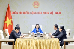 Chủ tịch Quốc hội Nguyễn Thị Kim Ngân điện đàm với Chủ tịch Quốc hội Lào Pany Yathotou 
