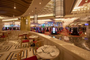Quang cảnh bên trong casino Corona (Phú Quốc), 1 trong 43 khách sạn lớn nhỏ và các khu nghỉ dưỡng được phép kinh doanh dịch vụ này
