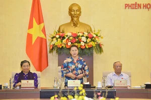 Chủ tịch Quốc hội Nguyễn Thị Kim Ngân phát biểu bế mạc phiên họp thứ 46 của UBTVQH. Ảnh: QUOCHOI