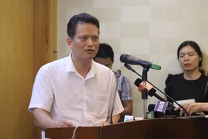 Ông Nguyễn Xuân Hải, Vụ trưởng Vụ Thẩm định Đánh giá tác động môi trường (Bộ Tài nguyên và Môi trường) trả lời phóng viên tại cuộc họp báo