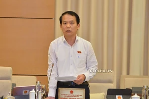 Chủ nhiệm Ủy ban Pháp luật Hoàng Thanh Tùng báo cáo tại phiên họp 