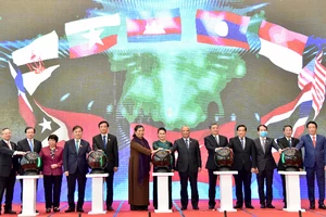 Chủ tịch Quốc hội Nguyễn Thị Kim Ngân và các đại biểu bấm nút khởi động Trang Thông tin điện tử, Ứng dụng trên thiết bị di động của Năm Chủ tịch AIPA 2020