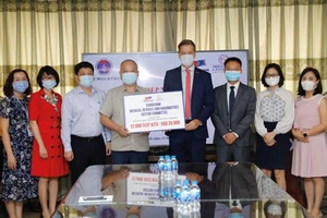 Đại diện Tiểu ban Trang thiết bị Y tế và Chẩn đoán thuộc EuroCham trao tặng test xét nghiệm cho Bộ Y tế Việt Nam