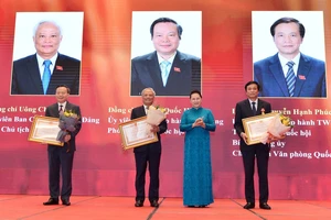 Chủ tịch Quốc hội Nguyễn Thị Kim Ngân tham dự Lễ trao Huân chương Lao động cho lãnh đạo Quốc hội