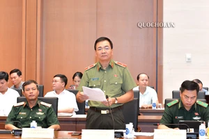 Ông Nguyễn Minh Đức, Phó Chủ nhiệm Ủy ban Quốc phòng và An ninh của Quốc hội trình bày Báo cáo thẩm tra dự án luật