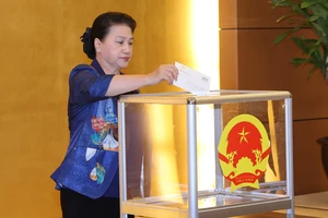 Chủ tịch Quốc hội Nguyễn Thị Kim Ngân quyên góp ủng hộ đồng bào miền Trung 