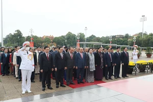 Trước phiên khai mạc, các đồng chí lãnh đạo Đảng, Nhà nước, các đại biểu Quốc hội kính cẩn nghiêng mình, bày tỏ lòng thành kính trước anh linh Chủ tịch Hồ Chí Minh. Ảnh: QUANG PHÚC