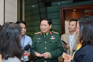  Đại tướng Ngô Xuân Lịch trao đổi với báo chí chiều 21-10. Ảnh: QUANG PHÚC