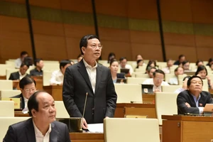 Bộ trưởng Bộ Thông tin và Truyền thông Nguyễn Mạnh Hùng trả lời chất vấn. Ảnh: QUANG PHÚC