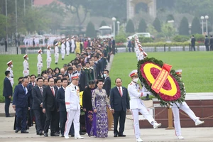 Các đồng chí Lãnh đạo Đảng, Nhà nước, Quốc hội, Mặt trận Tổ quốc Việt Nam và các đại biểu Quốc hội tới đặt vòng hoa và vào Lăng viếng Chủ tịch Hồ Chí Minh. Ảnh: QUANG PHÚC