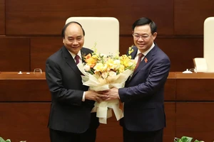 Chủ tịch Quốc hội Vương Đình Huệ đã tặng hoa và gửi lời cám ơn tới ông Nguyễn Xuân Phúc. Ảnh: QUANG PHÚC