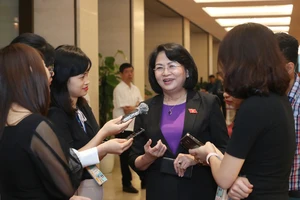 Đồng chí Đặng Thị Ngọc Thịnh trao đổi với báo chí bên hành lang Quốc hội, sáng 6-4-2021. Ảnh: QUANG PHÚC