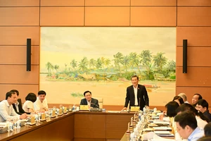 Chủ nhiệm Ủy ban Khoa học, Công nghệ và Môi trường Lê Quang Huy báo cáo với Chủ tịch Quốc hội 
