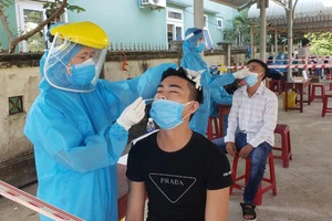 Lực lượng y tế xét nghiệm Covid-19 cho công nhân KCN Hòa Cầm (quận Cẩm Lệ, TP Đà Nẵng) vào sáng 16-5