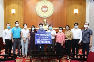 Phó Chủ tịch Ủy ban Trung ương MTTQ Việt Nam Nguyễn Hữu Dũng tiếp nhận số tiền ủng hộ