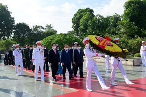 Đoàn đại biểu Ban Chấp hành Trung ương Đảng, Chủ tịch nước, Quốc hội, Chính phủ, Ủy ban Trung ương Mặt trận Tổ quốc Việt Nam đặt vòng hoa tưởng niệm các Anh hùng liệt sĩ