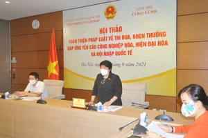 Chủ nhiệm Ủy ban Xã hội Nguyễn Thúy Anh điều hành hội thảo 