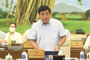 Bộ trưởng Bộ KH-ĐT Nguyễn Chí Dũng trình bày báo cáo tại phiên họp