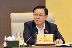 Chủ tịch Quốc hội Vương Đình Huệ điều hành phiên họp