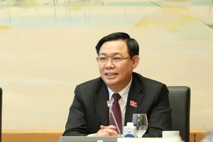 Chủ tịch Quốc hội Vương Đình Huệ phát biểu tại phiên họp tổ 