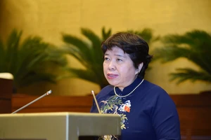 Chủ nhiệm Uỷ ban Xã hội Nguyễn Thuý Anh trình bày báo cáo tại phiên họp. Ảnh: QUANG PHÚC 