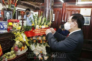 Chủ tịch Quốc hội Vương Đình Huệ dâng hương tưởng niệm đồng chí Lê Quang Đạo
