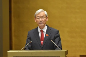 Chủ nhiệm Ủy ban Tài chính - Ngân sách Nguyễn Phú Cường báo cáo giải trình tiếp thu tại phiên họp trước khi Quốc hội biểu quyết thông qua nghị quyết