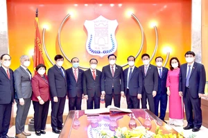 Chủ tịch Quốc hội Vương Đình Huệ và các đại biểu tại Phòng truyền thông của nhà trường. Ảnh: Báo ĐBND