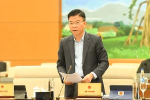 Bộ trưởng Bộ Tư pháp Lê Thành Long trình bày Tờ trình của Chính phủ tại phiên họp