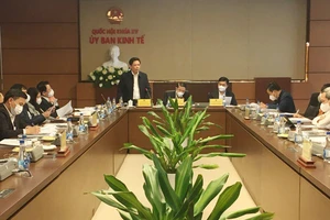 Bộ trưởng Bộ GTVT Nguyễn Văn Thể phát biểu tại phiên họp
