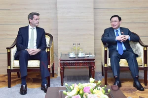 Chủ tịch Quốc hội Vương Đình Huệ và Giám đốc Ngân hàng Phát triển châu Á (ADB) tại Việt Nam Andrew Jeffries tại buổi tiếp. Ảnh: Báo ĐBND