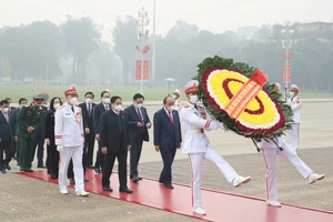 Các đại biểu Quốc hội dự kỳ họp bất thường lần thứ nhất vào Lăng viếng Chủ tịch Hồ Chí Minh 