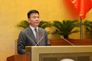 Bộ trưởng Bộ Tư pháp Lê Thành Long trình bày tờ trình. Ảnh: QUANG PHÚC