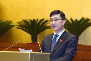 Chủ nhiệm Ủy ban Kinh tế Vũ Hồng Thanh báo cáo giải trình tiếp thu ý kiến ĐBQH. Ảnh: QUANG PHÚC 