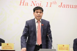 Phó chủ nhiệm Ủy ban Tài chính - Ngân sách Nguyễn Hữu Toàn trả lời tại cuộc họp 
