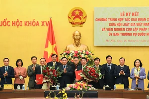 Chủ tịch Quốc hội Vương Đình Huệ tặng hoa Chủ tịch Hội Luật gia Việt Nam Nguyễn Văn Quyền và Viện trưởng Viện Nghiên cứu lập pháp Nguyễn Văn Hiển