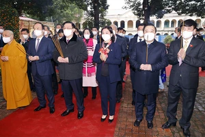 Chủ tịch Quốc hội Vương Đình Huệ dâng hương tưởng nhớ các bậc tiền nhân có công với đất nước tại Điện Kính Thiên. Ảnh: VIẾT CHUNG