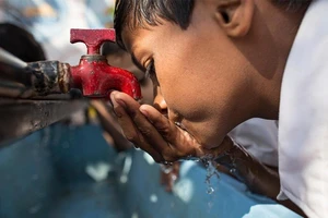 Nguyên tắc phải tuân thủ để thiết kế thị trường cung cấp nước sạch là tính liên tục, quyền tiếp cận bình đẳng của mọi người dân và giá cả phù hợp. Ảnh: UNICEF