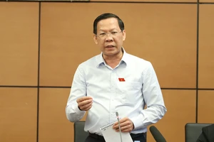 Trưởng đoàn ĐBQH TPHCM, Chủ tịch UBND TPHCM Phan Văn Mãi phát biểu tại phiên họp tổ ĐBQH sáng 25-5. Ảnh: QUANG PHÚC