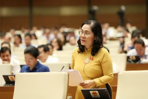 ĐB Nguyễn Thị Lệ, Chủ tịch HĐND TPHCM phát biểu tại hội trường Quốc hội, sáng 30-5-2022. Ảnh: QUANG PHÚC